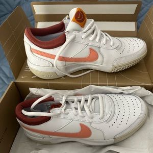 NEW never worn Nike zoom court lite 3